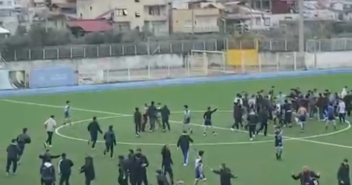Adana'da liseli gençlerin maç heyecanı çıkan kavgayla yarıda kaldı
