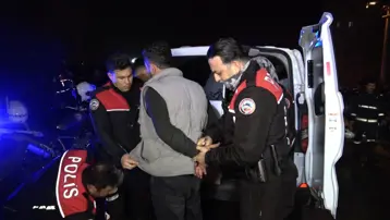 Sevgilisiyle tartıştı, araçları kundakladı