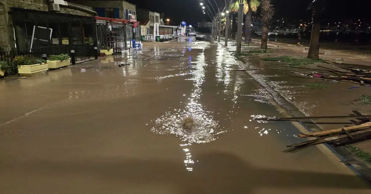 Sarı kod verildi, Foça'yı sağanak vurdu. Caddeler sular altında kaldı