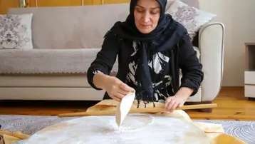 Asırlık lezzet için kollar sıvandı. İmece usulü üretim