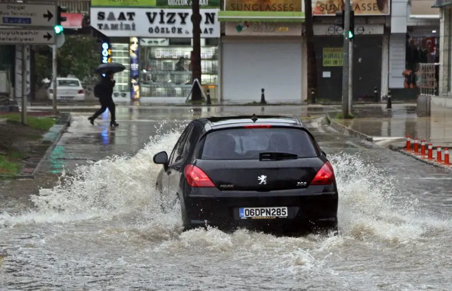 Meteoroloji saat saat uyardı. İstanbul'a sağanak geliyor, kuvvetli rüzgara dikkat 4
