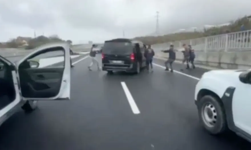 ELLERİNİ BAĞLAYIP, YÜZÜNÜ TELEFONA OKUTTULAR 2 ELLERİNİ BAĞLAYIP, YÜZÜNÜ TELEFONA OKUTTULAR 2