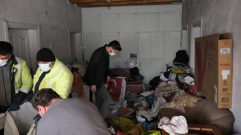 Yozgat'ta evden 10 ton çöp çıktı