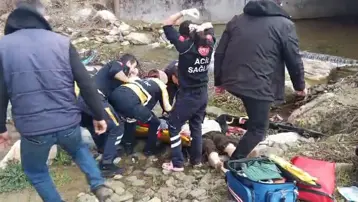 Sinop'ta fırtına asma köprüyü devirdi. İki yaralı