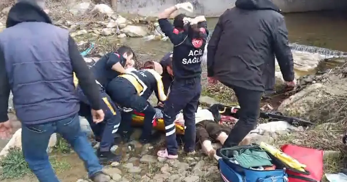 Sinop'ta fırtına asma köprüyü devirdi. İki yaralı