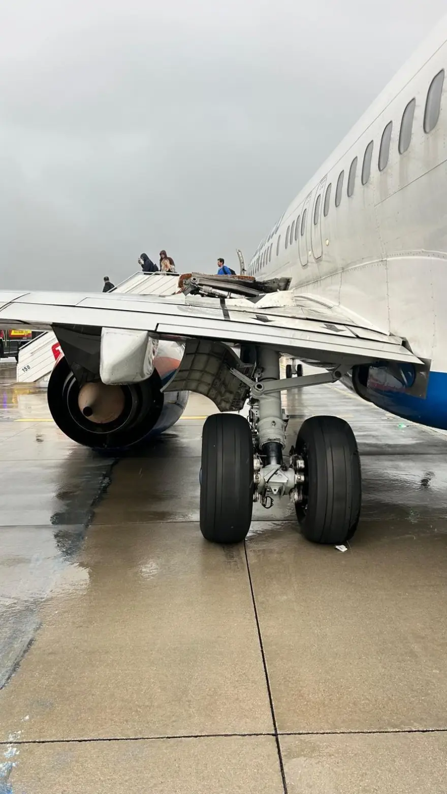 Antalya Havalimanı'nda facianın eşiğinden dönüldü. Kalkışta uçağın tekerleği koptu 1 Antalya Havalimanı'nda facianın eşiğinden dönüldü. Kalkışta uçağın tekerleği koptu 1