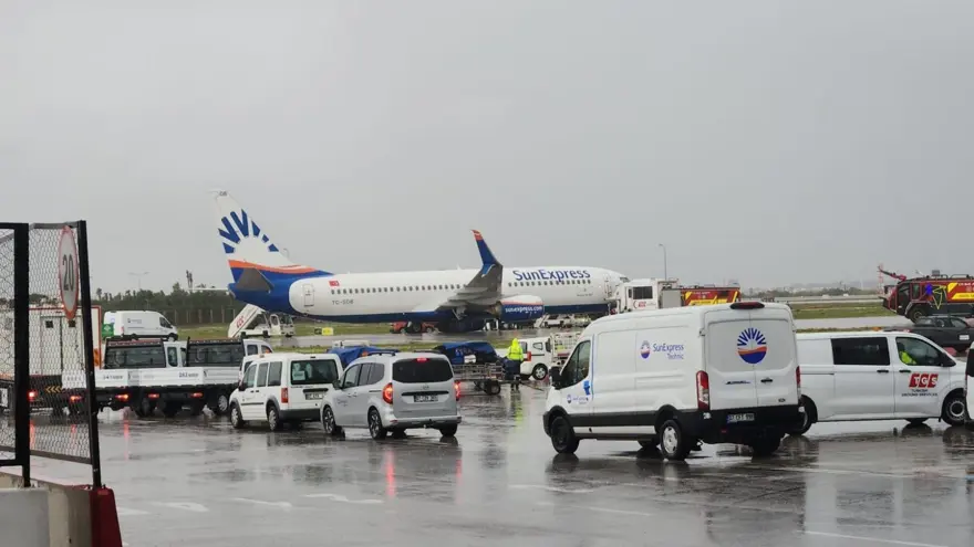 Antalya Havalimanı'nda facianın eşiğinden dönüldü. Kalkışta uçağın tekerleği koptu Antalya Havalimanı'nda facianın eşiğinden dönüldü. Kalkışta uçağın tekerleği koptu