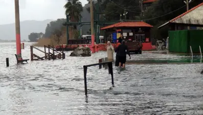 Şifa aramaya gelmişlerdi. Kaplıcalar sular altında kaldı