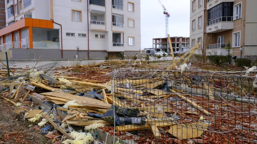 Apartmanın çatısı uçtu, ölümden saniyelerle kurtuldu 1