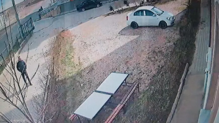 Apartmanın çatısı uçtu, ölümden saniyelerle kurtuldu 2