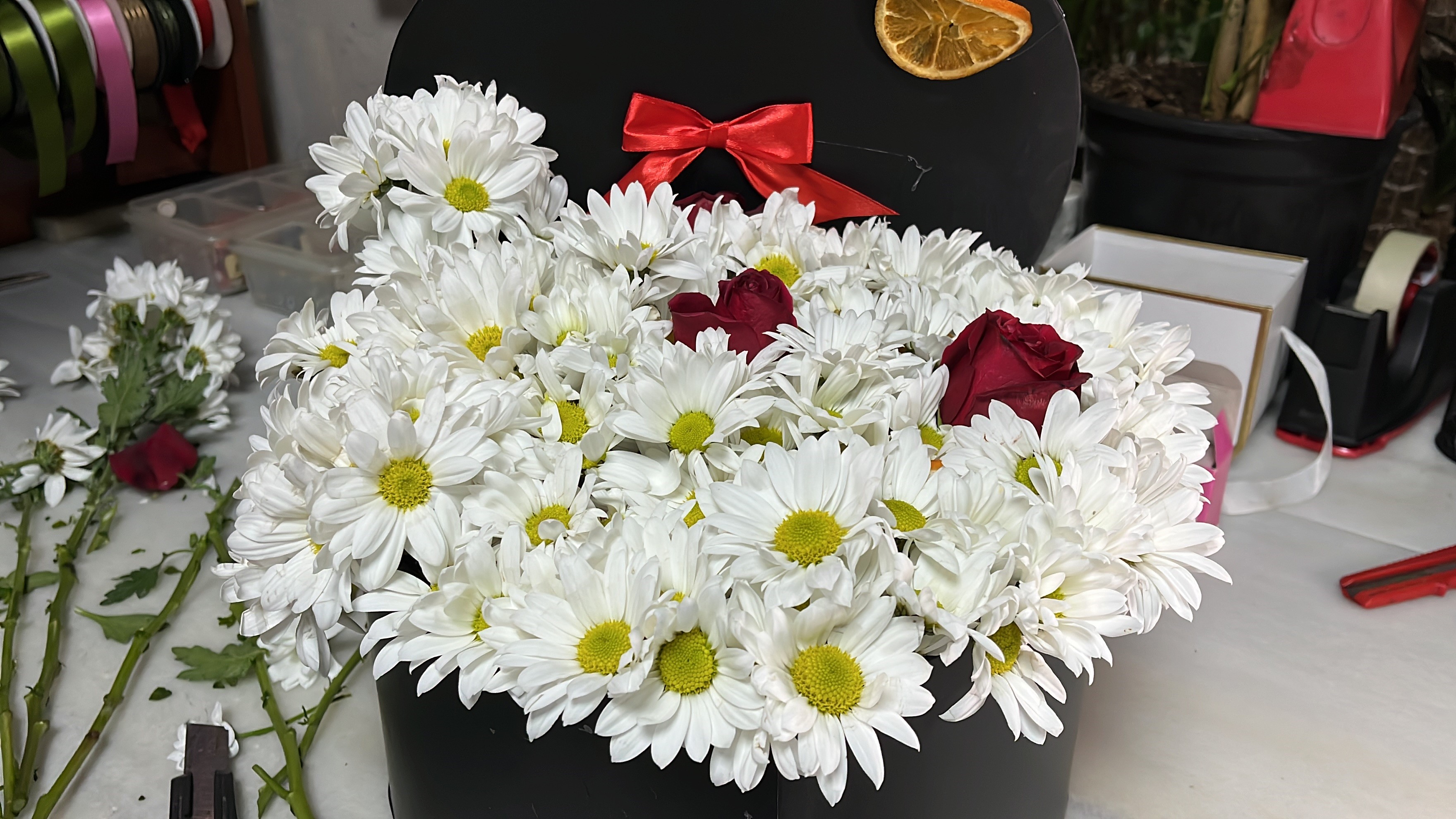 Çiçekçilerin Sevgililer Günü mesaisi. Kırmızı ve beyaz gül tercih ediliyor