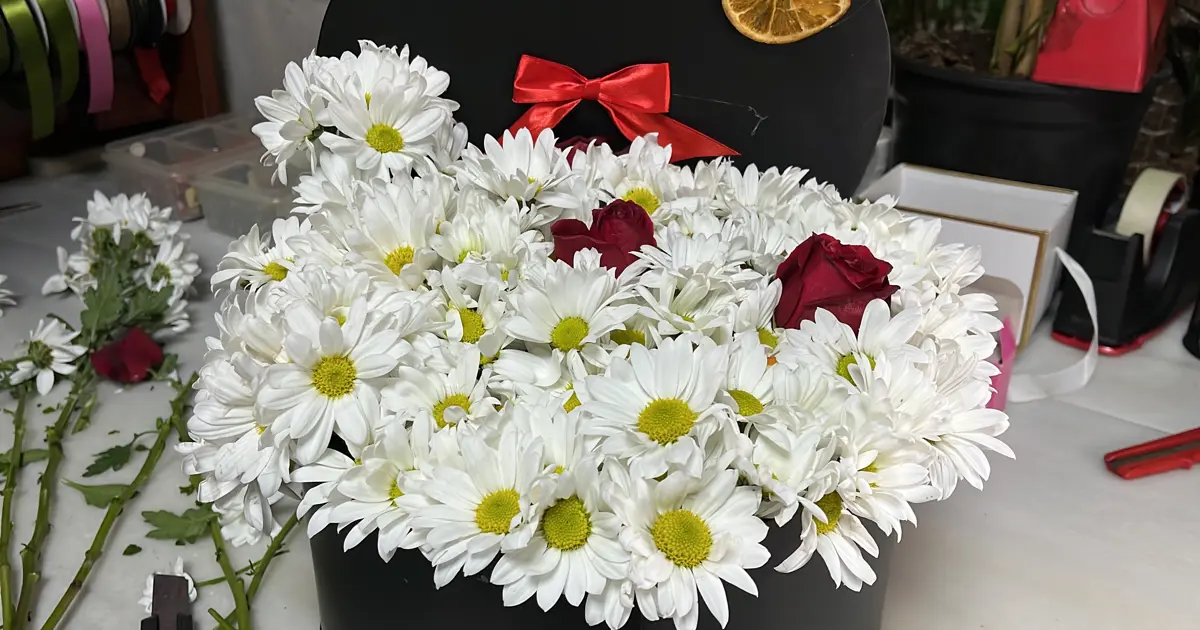 Çiçekçilerin Sevgililer Günü mesaisi. Kırmızı ve beyaz gül tercih ediliyor