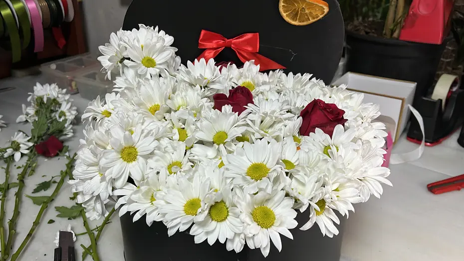 Çiçekçilerin Sevgililer Günü mesaisi. Kırmızı ve beyaz gül tercih ediliyor