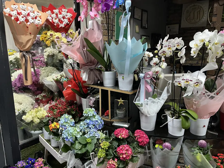 Çiçekçilerin Sevgililer Günü mesaisi. Kırmızı ve beyaz gül tercih ediliyor 