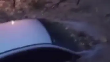 Sele teslim olan yollarda araçlar mahsur kaldı: Yaşanan zor anlar kamerada