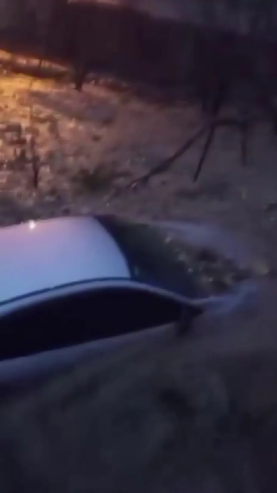 Sele teslim olan yollarda araçlar mahsur kaldı: Yaşanan zor anlar kamerada