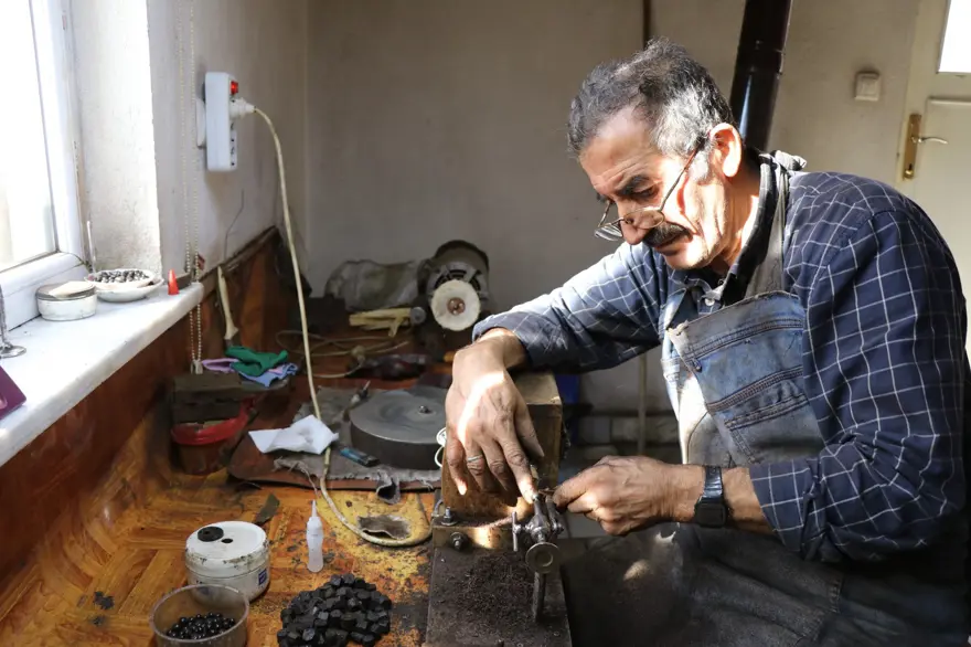 2 binlerce liradan başlayıp 6 binlerce liraya kadar çıkıyor. Günde 7 adet üretiyor 1