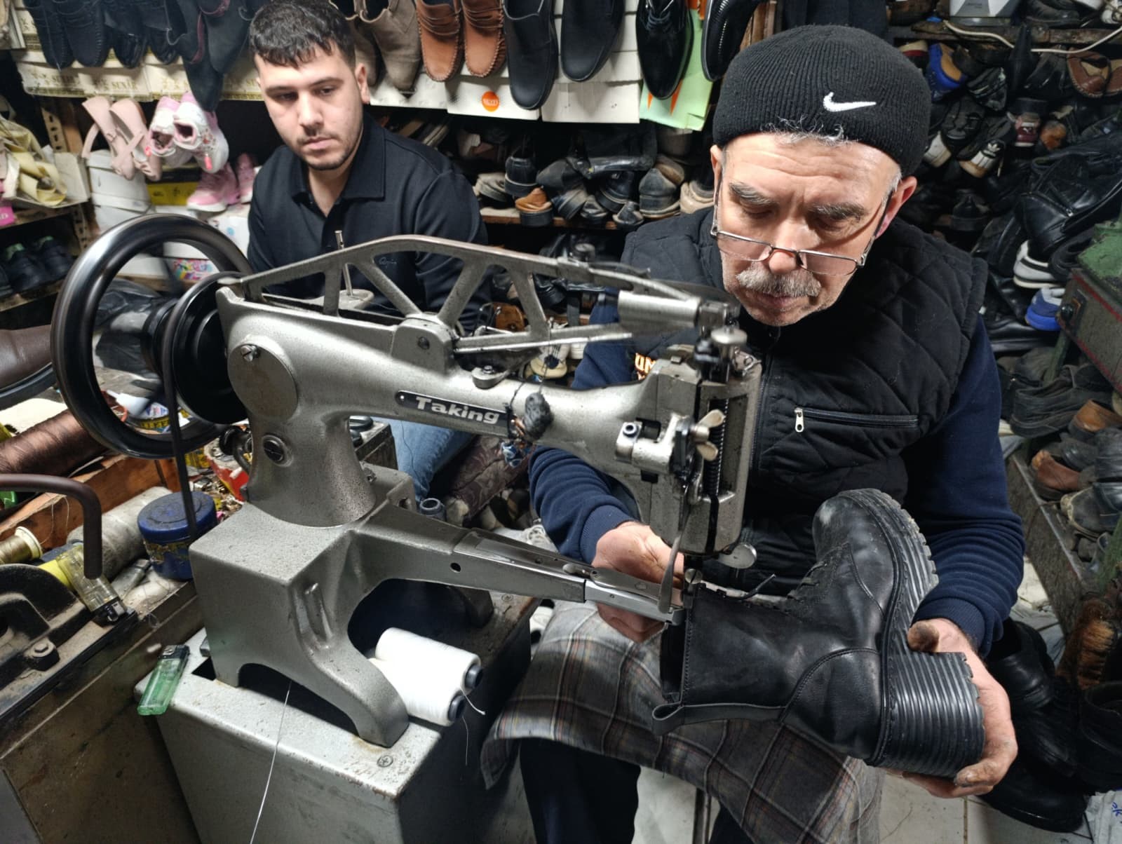 38 yıldır ayakkabılara yeniden can veriyor. İlk günki gibi yeni hale getiriyor