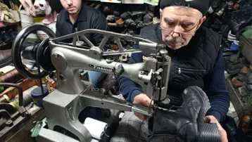38 yıldır ayakkabılara yeniden can veriyor. İlk günki gibi yeni hale getiriyor