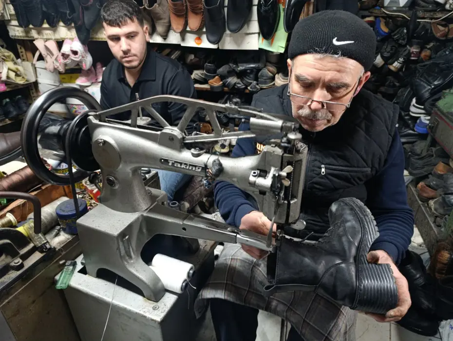 38 yıldır ayakkabılara yeniden can veriyor. İlk günki gibi yeni hale getiriyor