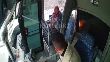 Halk otobüsü şoförünün hareketi takdir topladı
