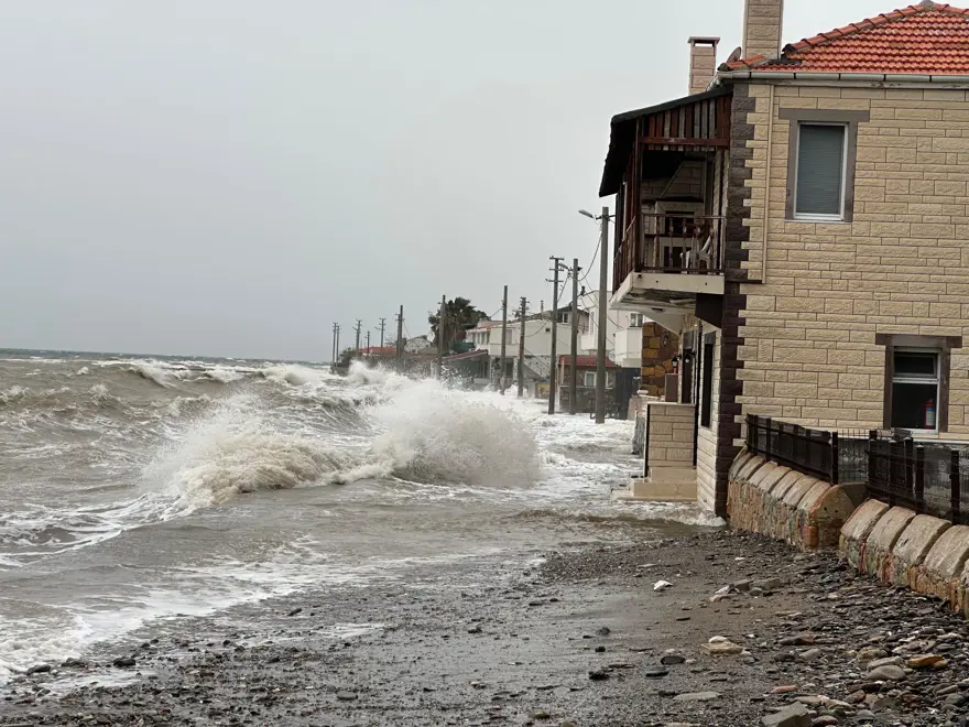 Çanakkale'de fırtına. Deniz karayla birleşti, karavanlar sular altındaki kaldı 2 Çanakkale'de fırtına. Deniz karayla birleşti, karavanlar sular altındaki kaldı 2