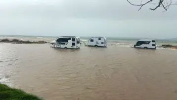 Çanakkale'de fırtına. Deniz karayla birleşti, karavanlar sular altında kaldı