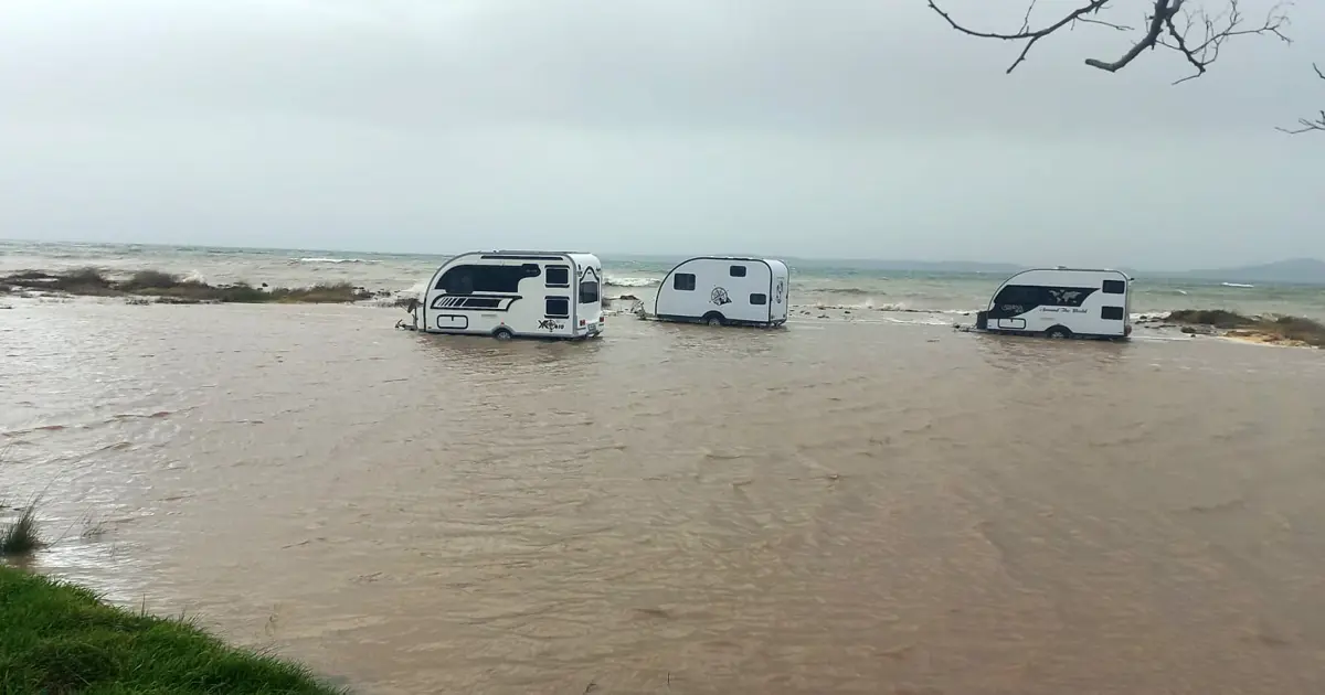 Çanakkale'de fırtına. Deniz karayla birleşti, karavanlar sular altında kaldı