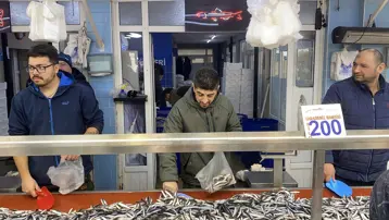 Bir haftadır bolluk var. Almak için sıraya girdiler