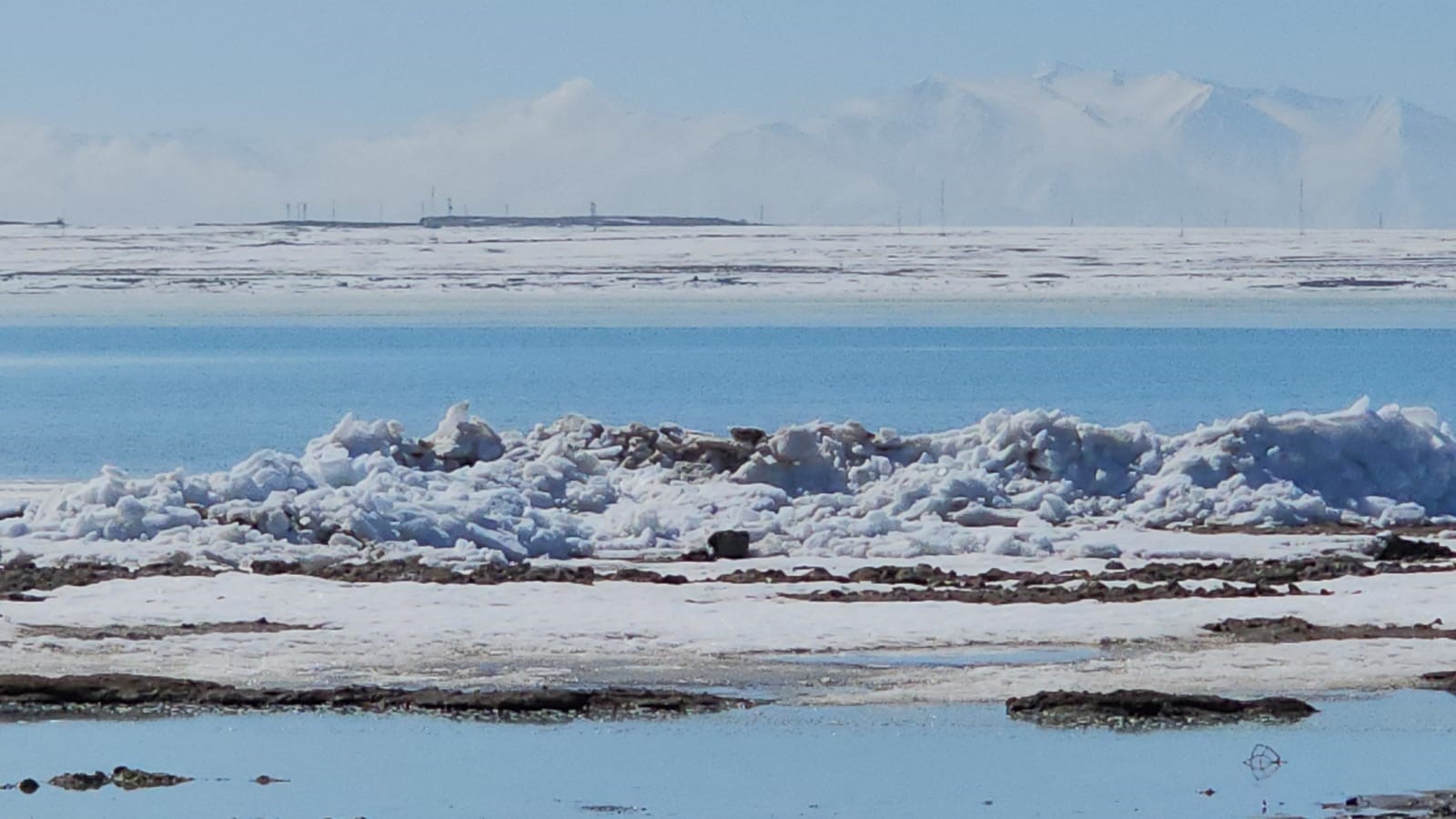 Buz dalgaları oluştu. Sahil buz kütleleriyle doldu