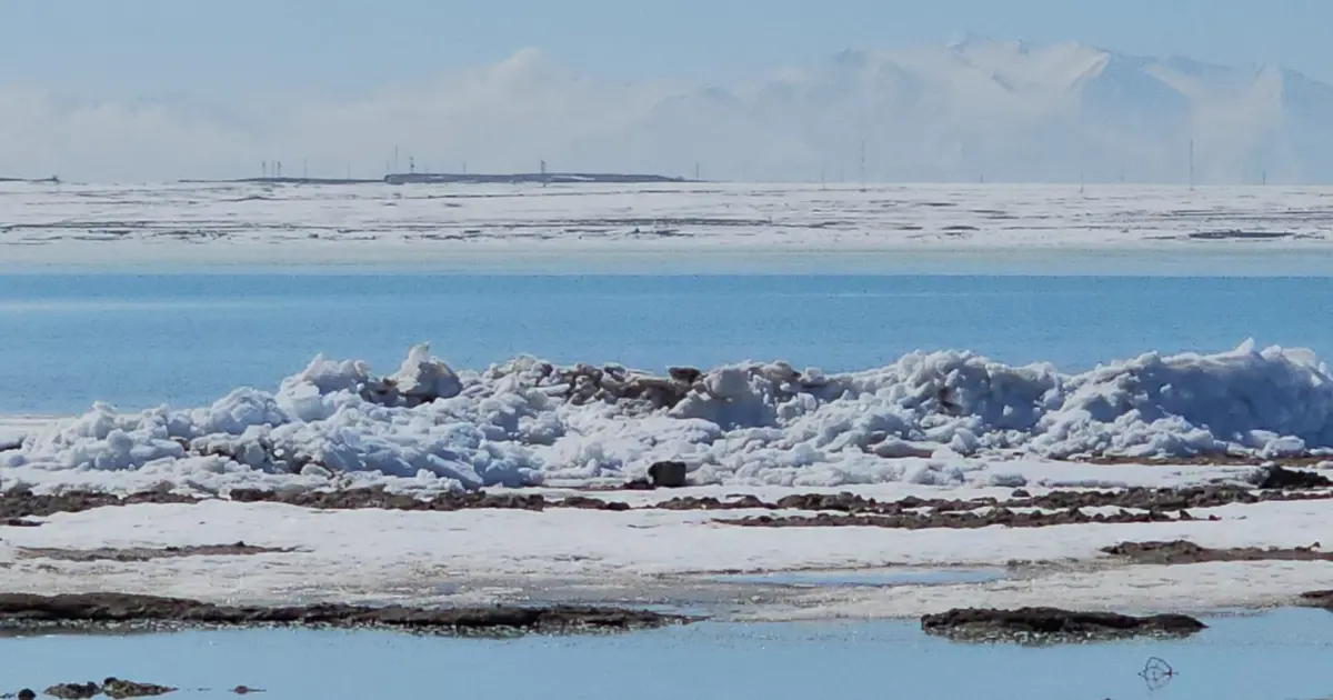 Buz dalgaları oluştu. Sahil buz kütleleriyle doldu