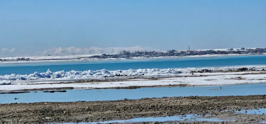 Buz dalgaları oluştu. Sahil kristal kütleleriyle doldu 
