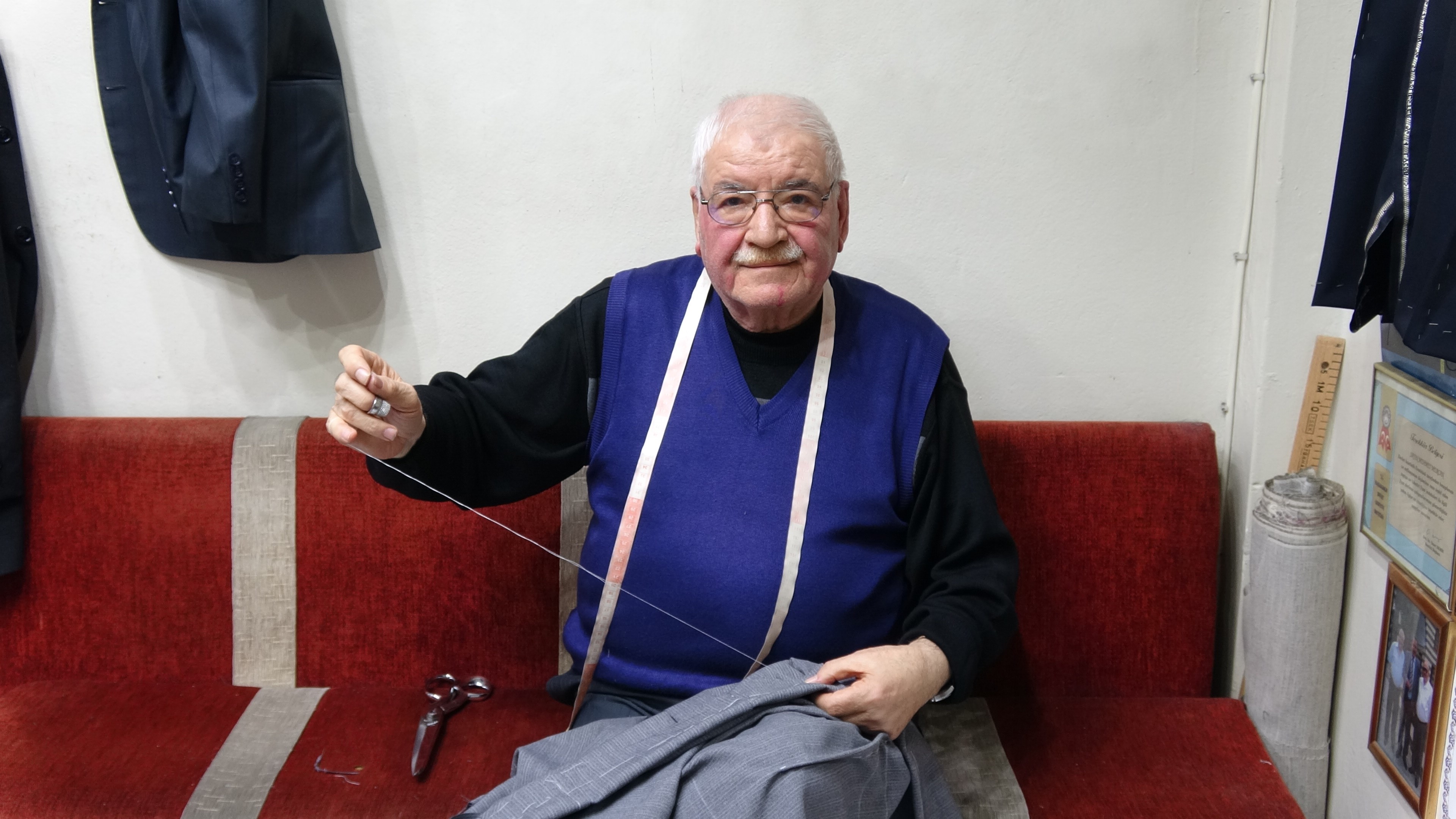 Yarım asırdır terzilik yapıyor. Eleman yetişmiyor, meslek unutulmaya yüz tutuyor