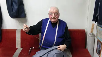 Yarım asırdır terzilik yapıyor. Eleman yetişmiyor, meslek unutulmaya yüz tutuyor