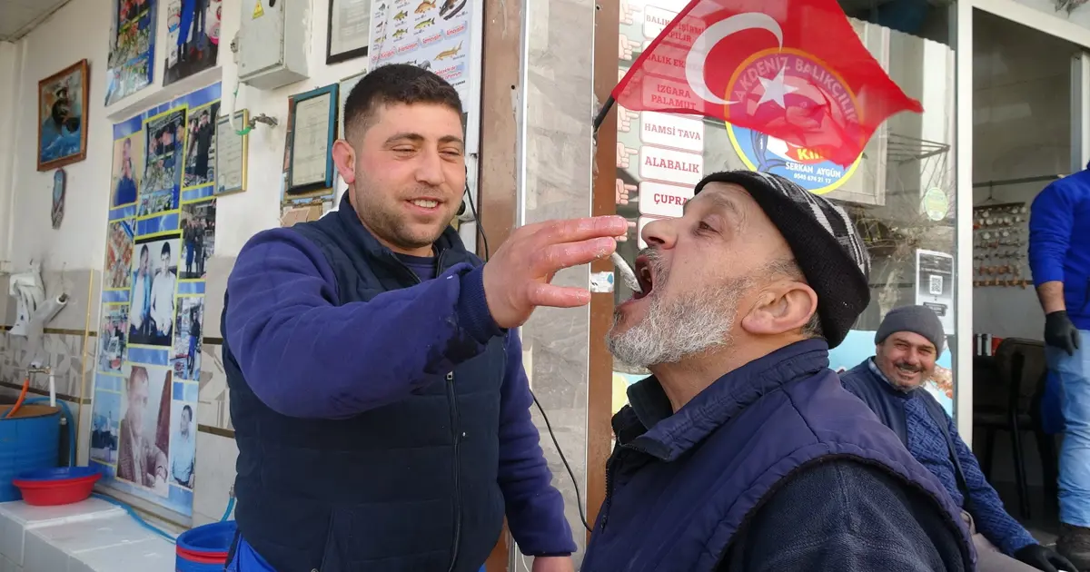 Tezgahın başında çiğ çiğ yedi, "Denizin kuru fasulyesi" dedi