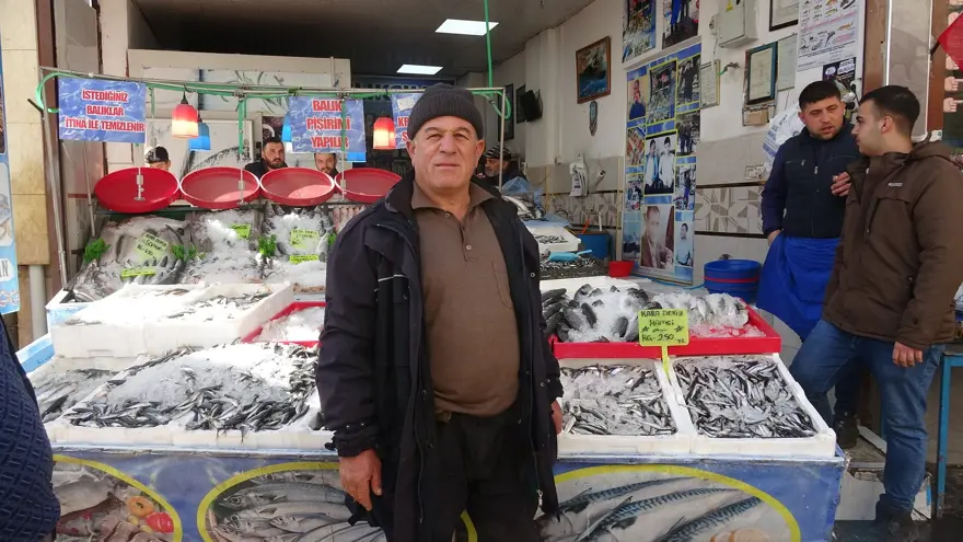 Tezgahın başında ham çiğ yedi, "Denizin kurak fasulyesi" dedi Tezgahın başında ham çiğ yedi, "Denizin kurak fasulyesi" dedi