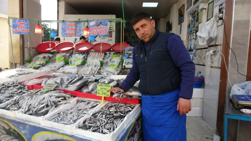 Tezgahın başında ham çiğ yedi, "Denizin kurak fasulyesi" dedi 2 Tezgahın başında ham çiğ yedi, "Denizin kurak fasulyesi" dedi 2