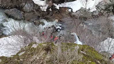 Virajı alamadı, uçuruma yuvarlandı. 3 ölü, 5 ağır yaralı