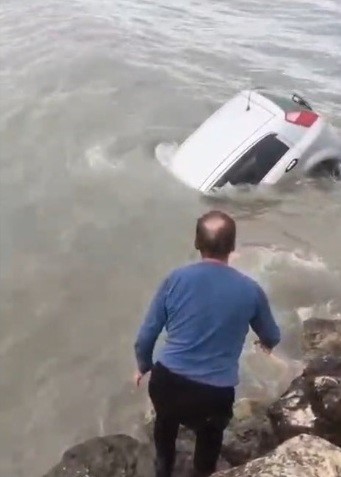 Aracıyla denize düşen sürücüyü Sahil Güvenlik kurtardı