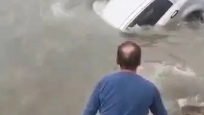 Aracıyla denize düşen sürücüyü Sahil Güvenlik kurtardı