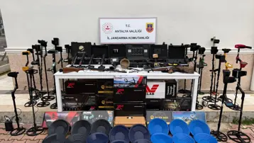 Antalya'da tarihi eser operasyonu: Milyonluk tarihi sikke ve dedektör ele geçirildi