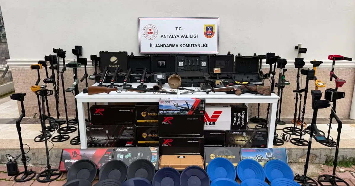 Antalya'da tarihi eser operasyonu: Milyonluk tarihi sikke ve dedektör ele geçirildi