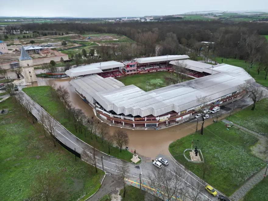 Tunca Nehri taştı. Er Meydanı sular altında kaldı 1
