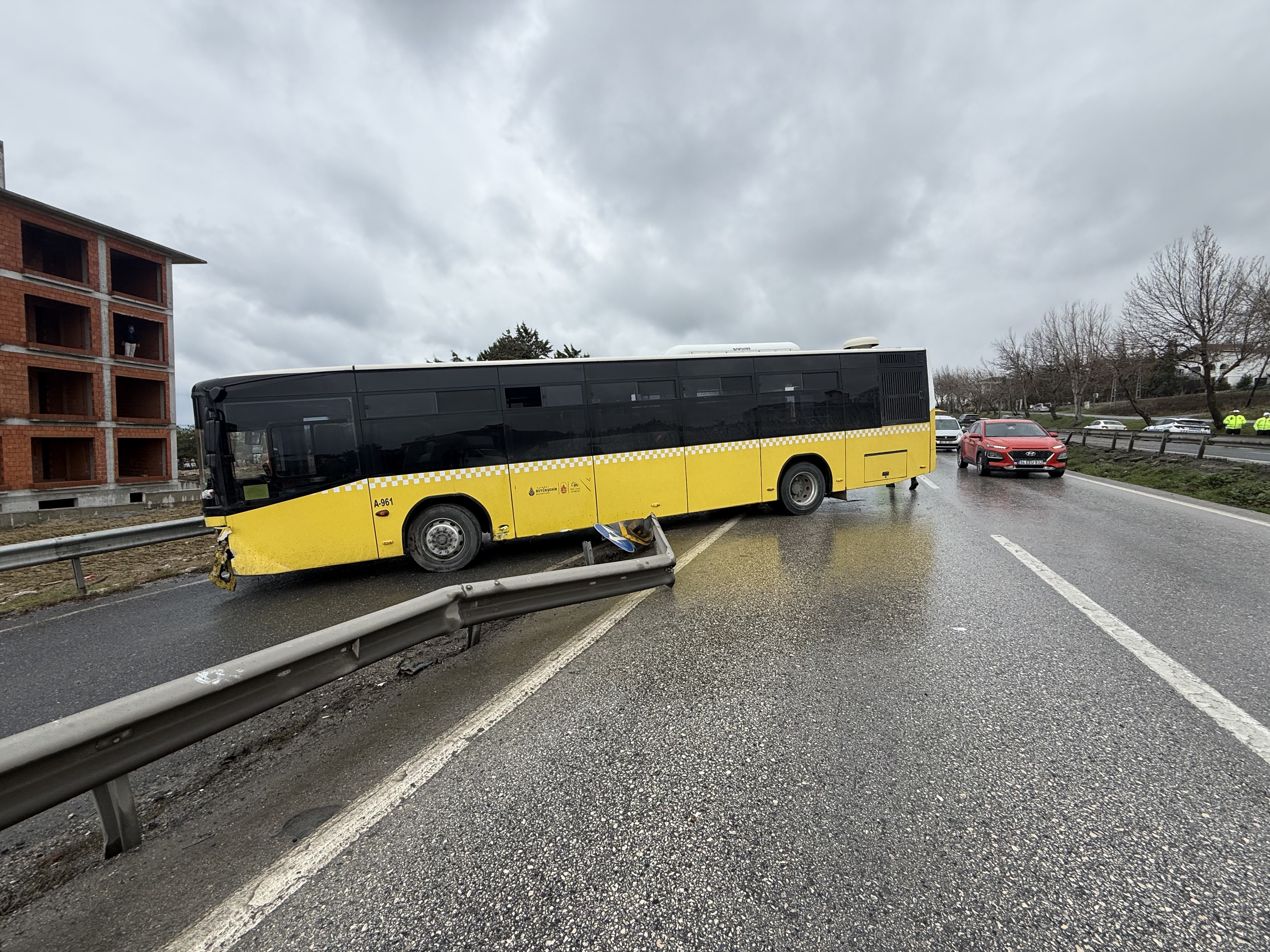 İETT otobüsü bariyere çarparak yoldan çıktı