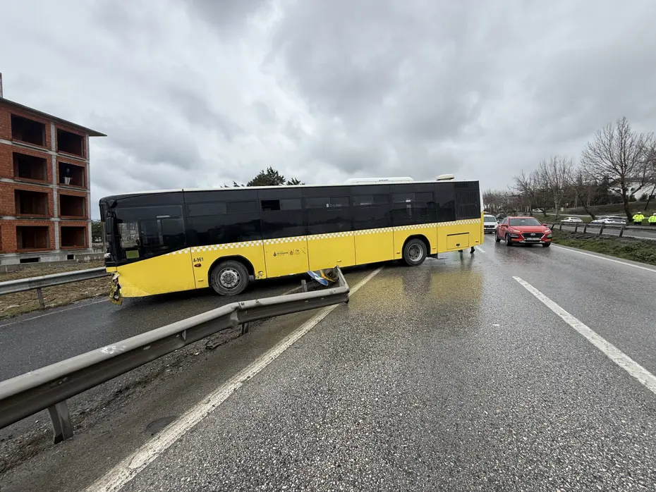 İETT otobüsü bariyere çarparak yoldan çıktı