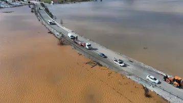 Fethiye - Antalya kara yolunda su baskını. Ulaşım kontrollü sağlanıyor