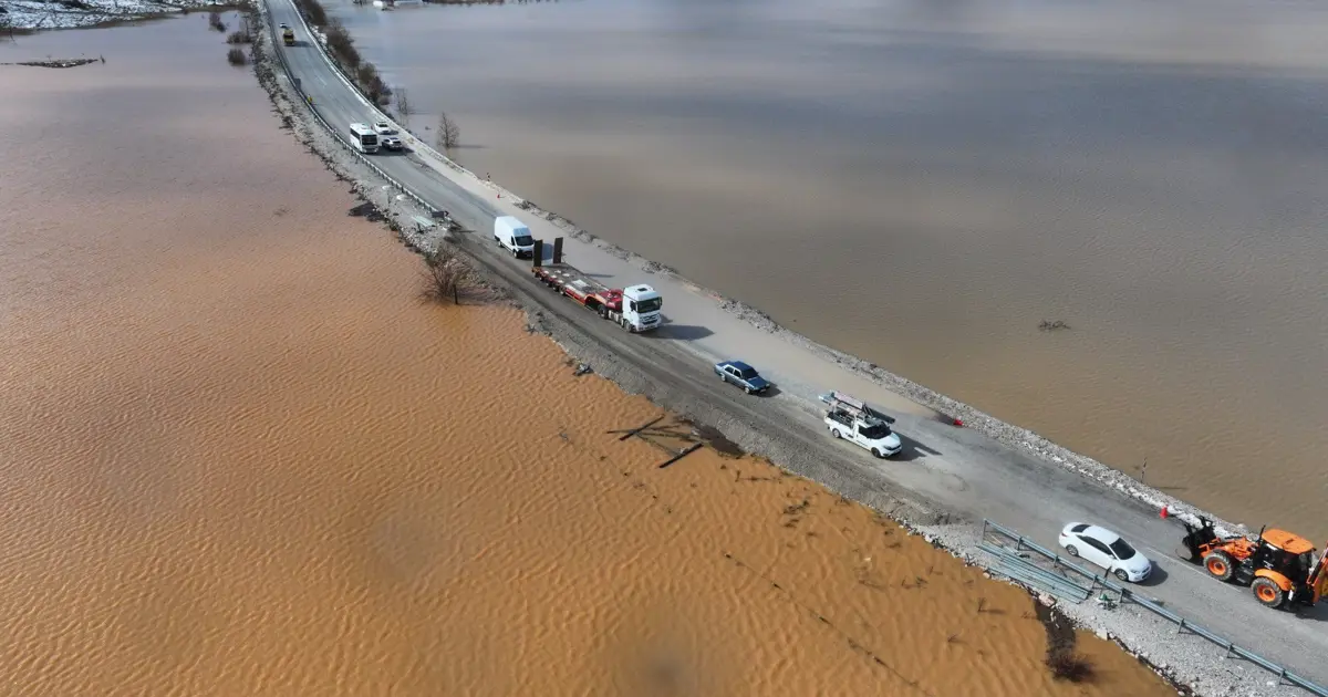 Fethiye - Antalya kara yolunda su baskını. Ulaşım kontrollü sağlanıyor