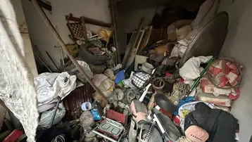 20 kamyon dolusu çöpü 25 yılda evinde biriktirmiş