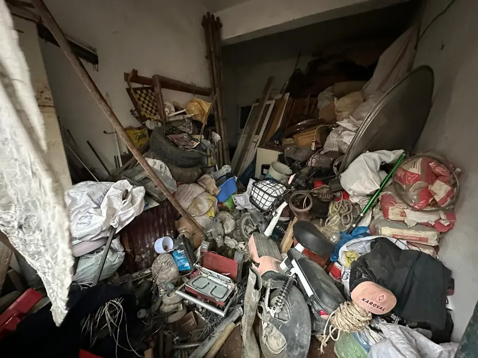 20 kamyon dolusu çöpü 25 yılda evinde biriktirmiş