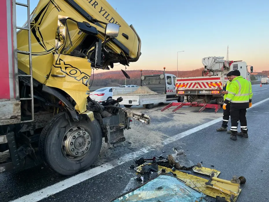 Kuzey Marmara Otoyolu'nda kamyon TIR'a çarptı